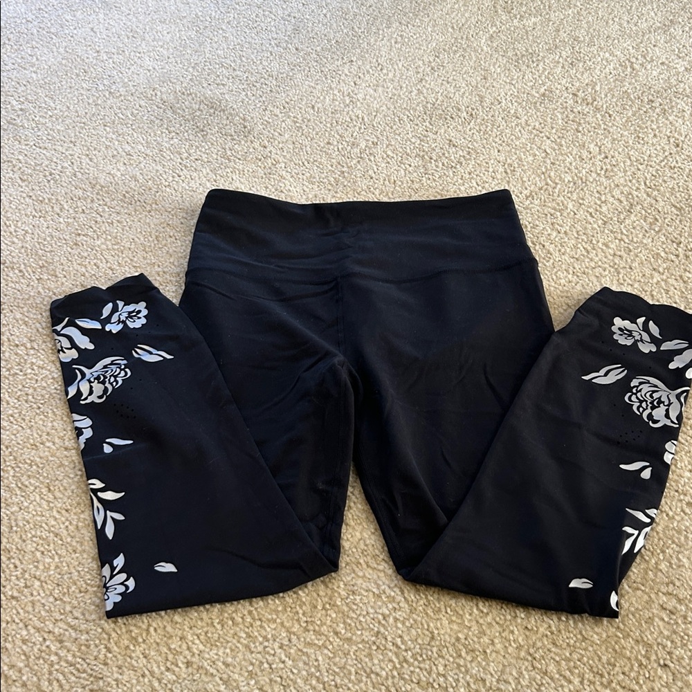 Athleta Black Elation Eyelet 7/8 tight Leggings with Gray  Floral Design. Size S - Picture 2 of 3